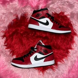 Nike air Jordan red black white size 11 men’s mid top